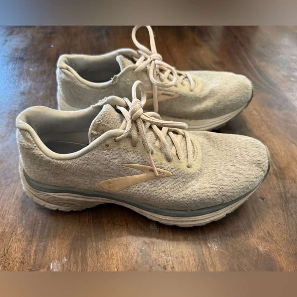 Size 9 women’s Brooks shoes